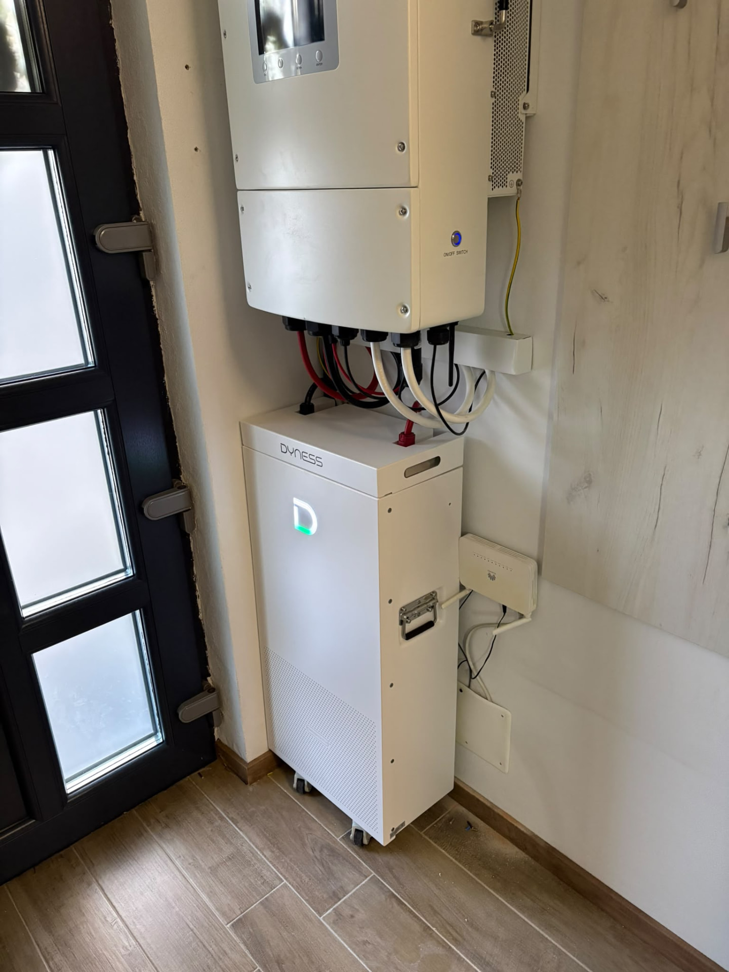 Invertor hibrid cu baterie Dyness