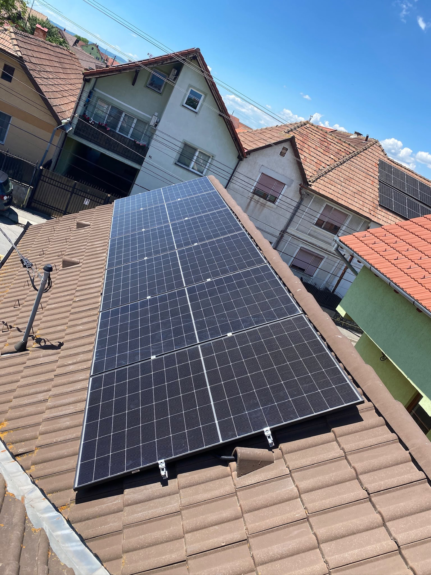 Panouri fotovoltaice pe acoperiș cu țiglă