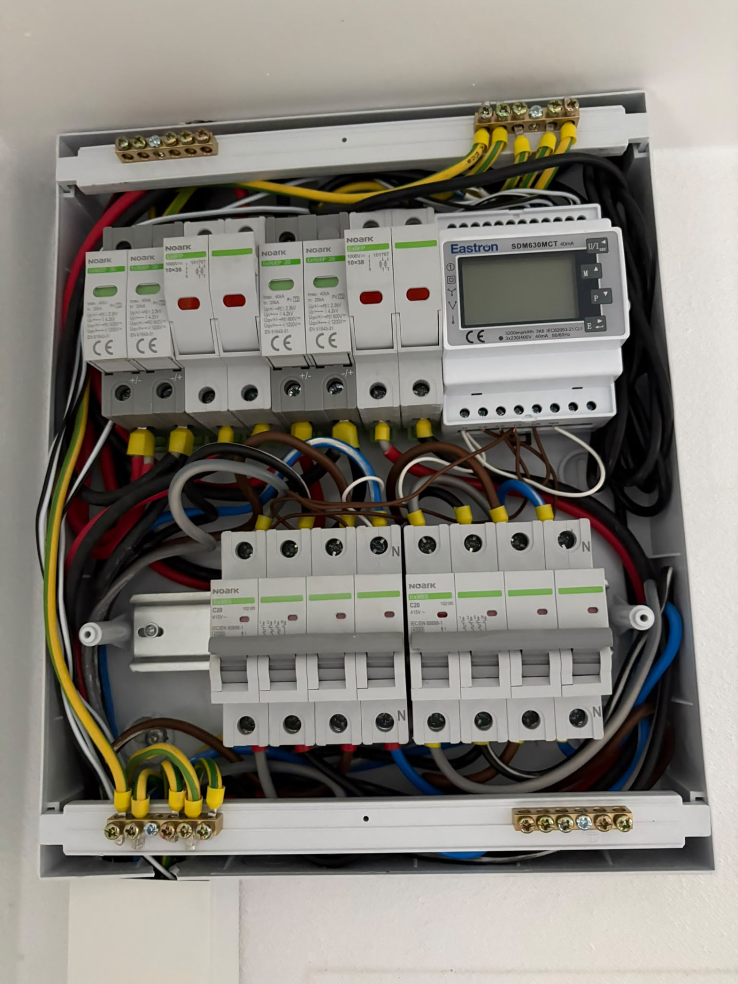 Tablou electric cu siguranțe și contor digital